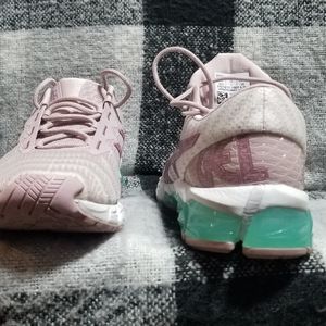 Womens size 7 Asics